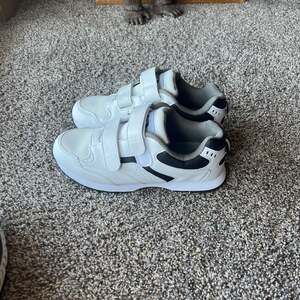 Dr. Leonards WoMen's Explorer I Athletic White Strap Shoes Size 9W